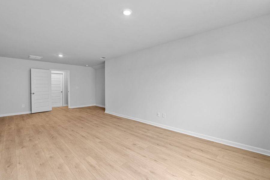 Spacious, unfurnished interior of a new home in Fieldstone, Lexington (Image 35).