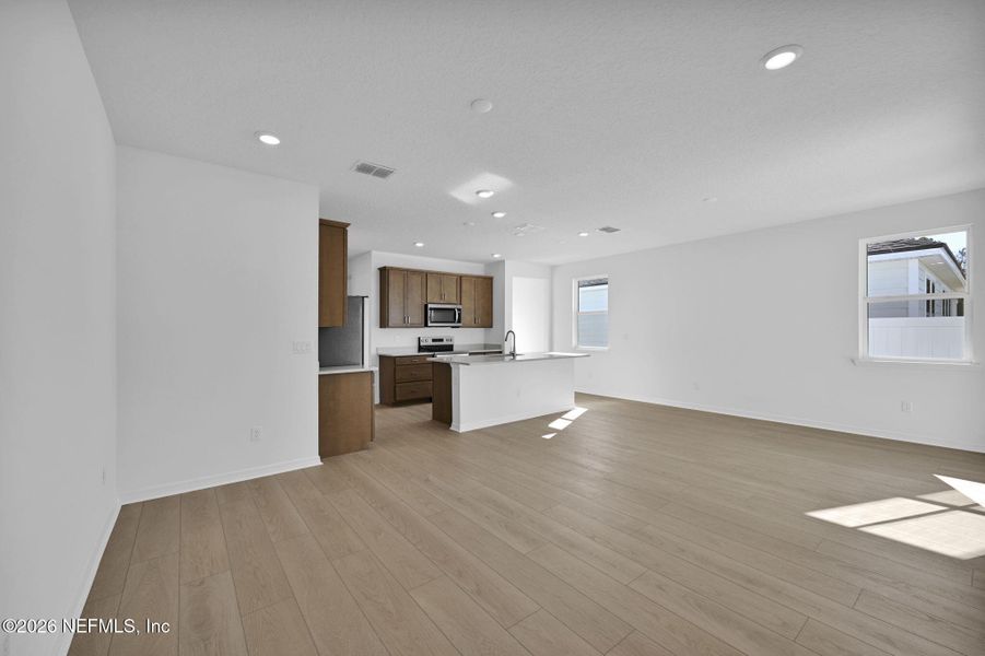 Spacious, unfurnished interior of a new home in Murray Farms, Middleburg (Image 21).