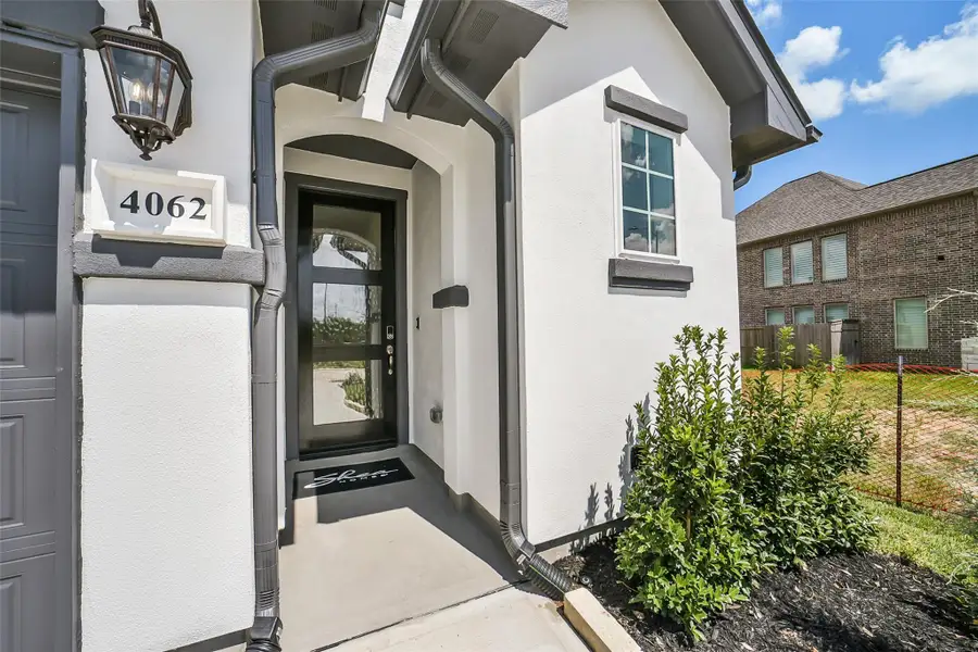 Exterior details and patio area of a home in Sienna 40', Missouri City (Image 4).