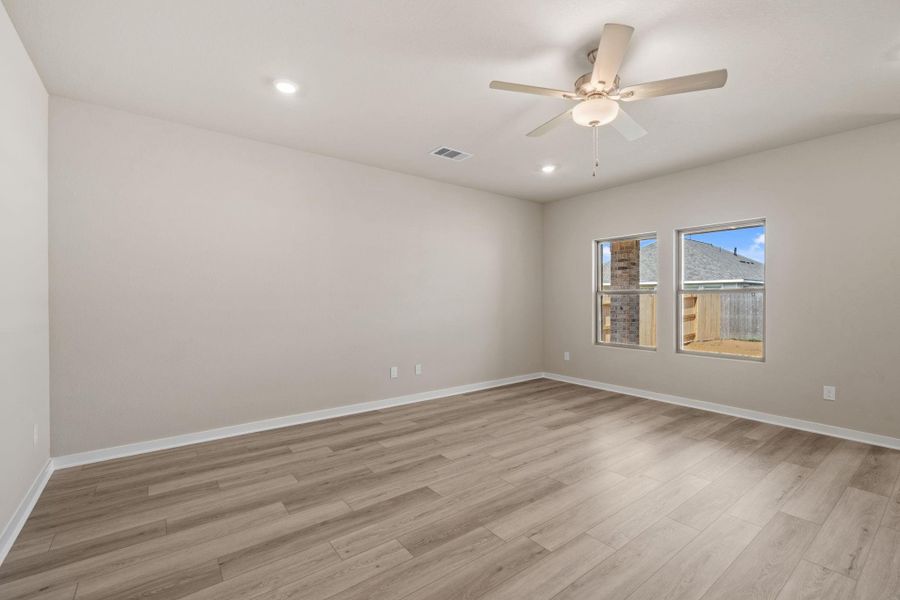 Spacious, unfurnished interior of a new home in Windrose Green 50', Angleton (Image 18).