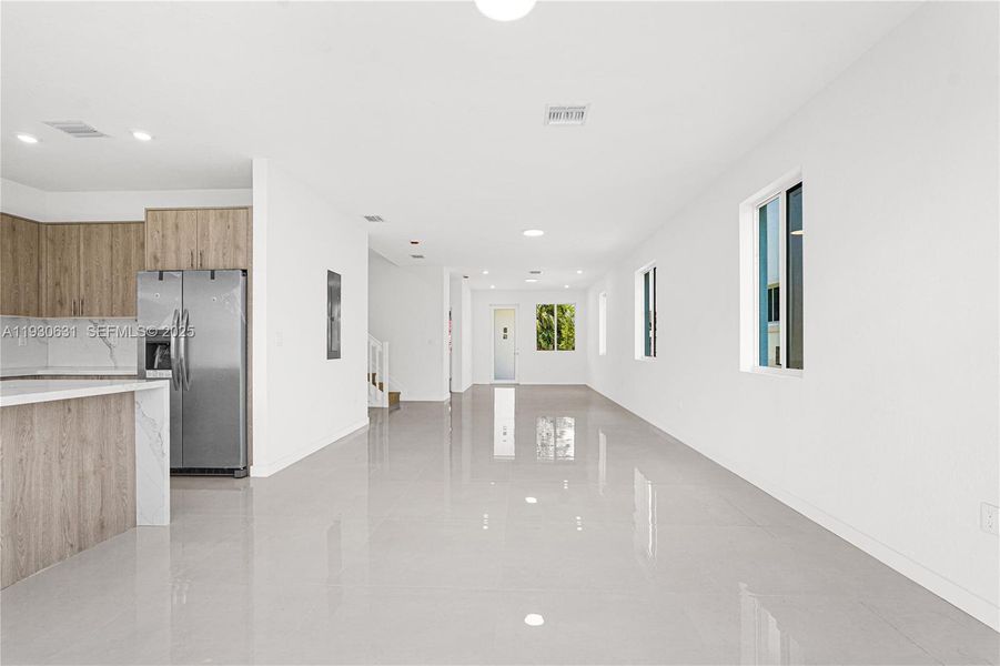 Spacious, unfurnished interior of a new home in , Miami (Image 59).