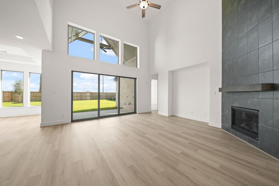 Spacious, unfurnished interior of a new home in Valencia 70', Manvel (Image 14).