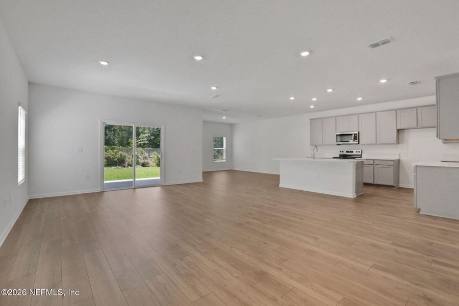 Spacious, unfurnished interior of a new home in Amberly, Green Cove Springs (Image 17).