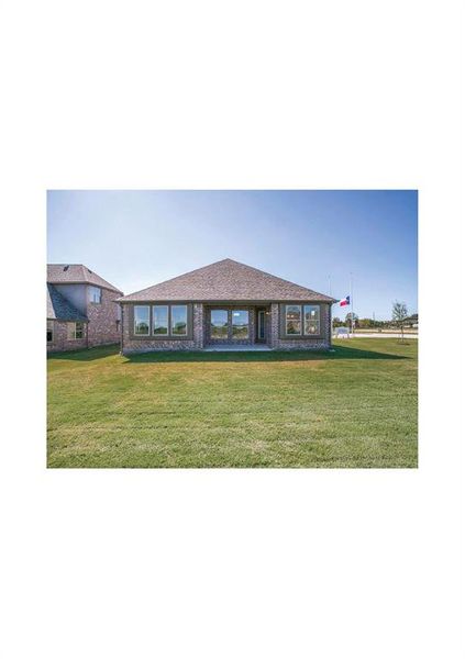 View of front of home featuring a front yard