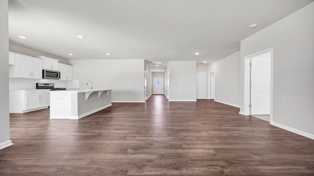 Spacious, unfurnished interior of a new home in Sease's Pond, Gilbert (Image 15).