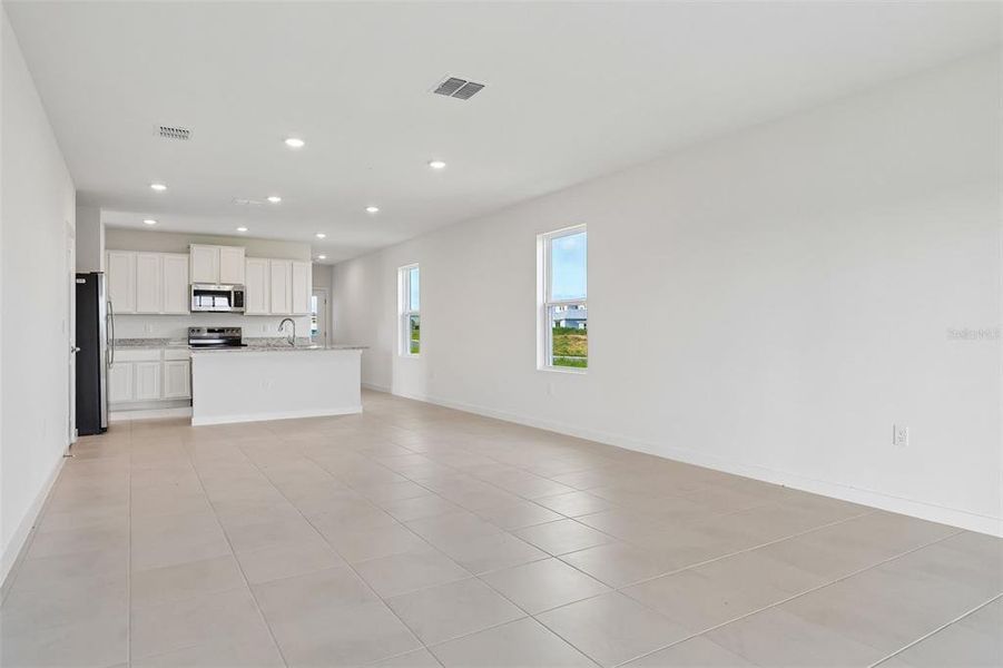 Spacious, unfurnished interior of a new home in Hamilton Bluff, Haines City (Image 20).