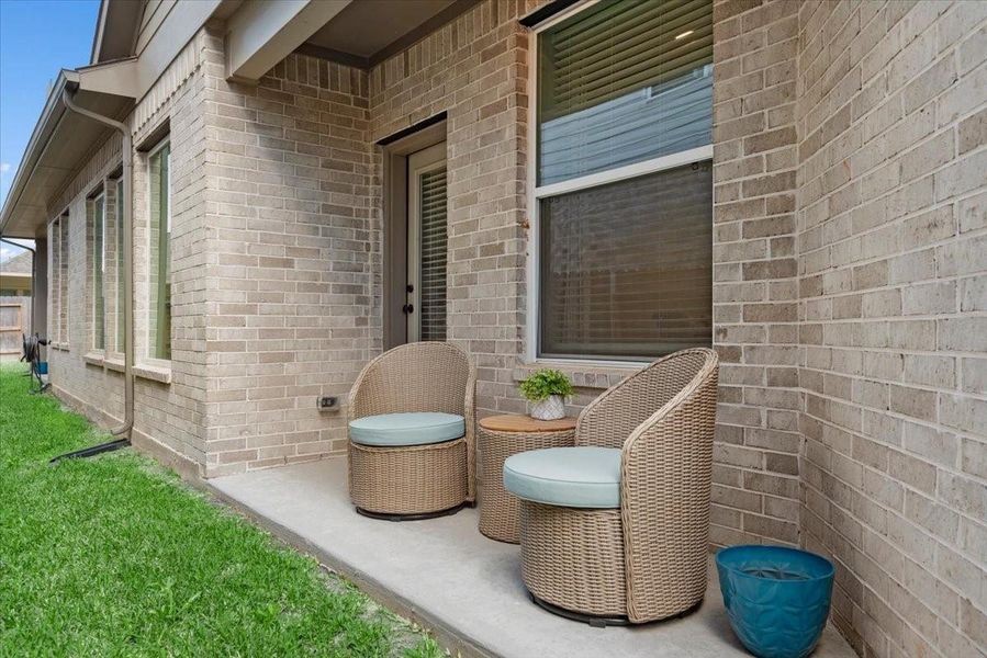 Exterior details and patio area of a home in The Grand Prairie 40’, Hockley (Image 28).