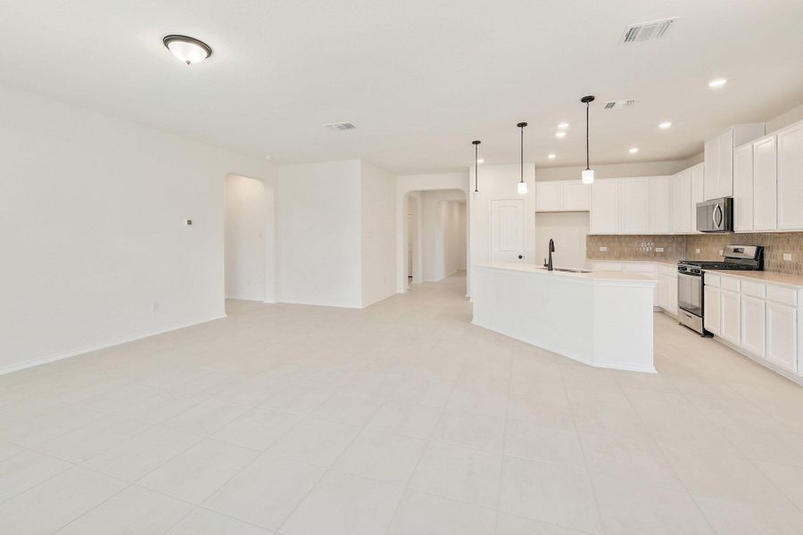 Spacious, unfurnished interior of a new home in River Bluff, Leander (Image 24).