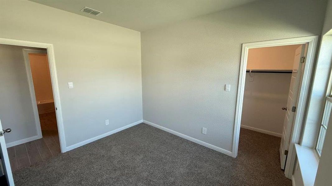 Spacious, unfurnished interior of a new home in Saratoga, Granbury (Image 9).