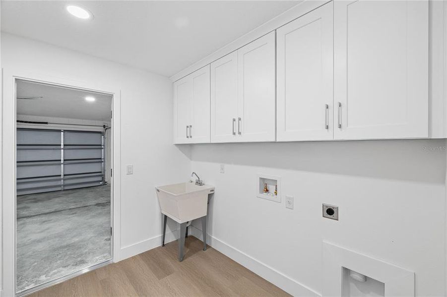 Furnished interior view inside a new home in , Dunnellon (Image 12).