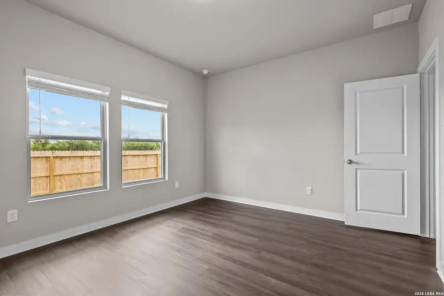 Spacious, unfurnished interior of a new home in Summerlin, San Antonio (Image 26).
