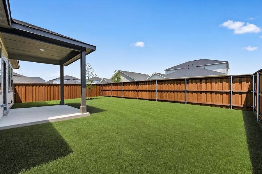 Exterior details and patio area of a home in Madero 50s, Fort Worth (Image 4).