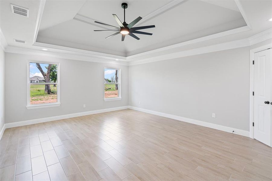 Spacious, unfurnished interior of a new home in Pecan Plantation, Granbury (Image 20).