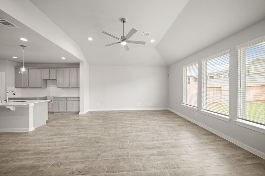 Spacious, unfurnished interior of a new home in Morton Creek Ranch, Katy (Image 13).