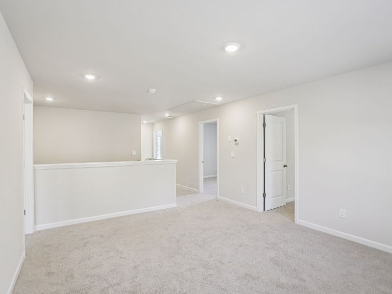 Spacious, unfurnished interior of a new home in Westmont Preserve, Powder Springs (Image 15).