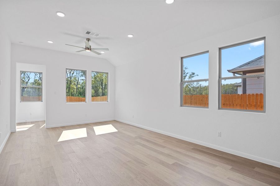 Spacious, unfurnished interior of a new home in Trinity Ranch, Elgin (Image 13).