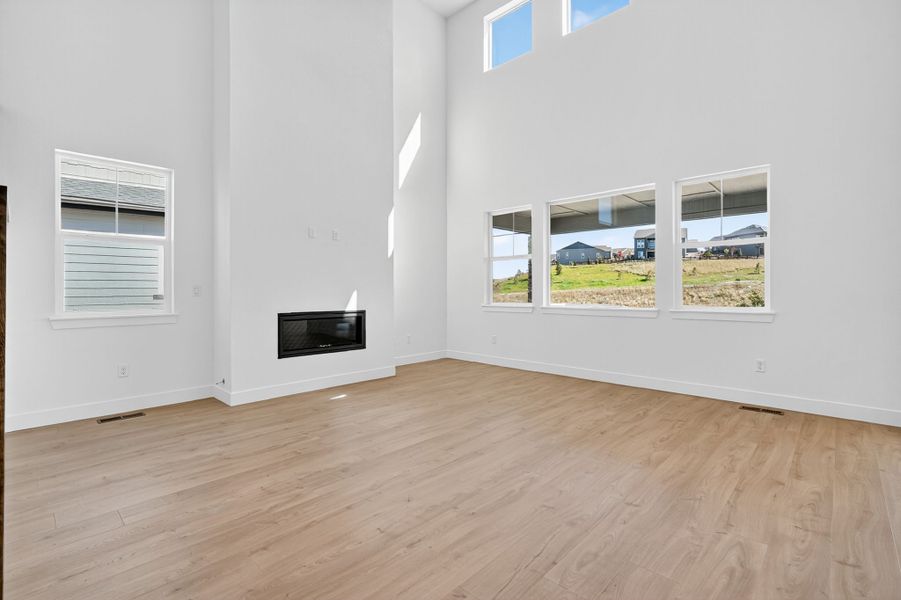 Spacious, unfurnished interior of a new home in Macanta, Castle Rock (Image 17).