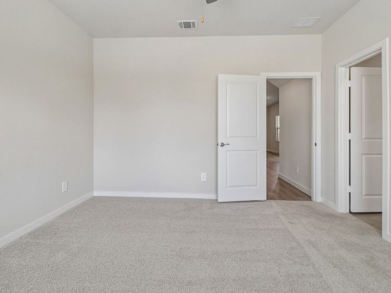 Spacious, unfurnished interior of a new home in Cibolo Hills West - Spring Series, Fort Worth (Image 16).