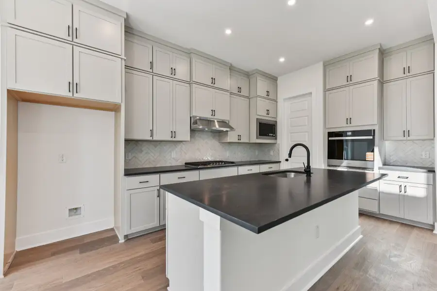 11 web or mls Robin Trail S0401 011