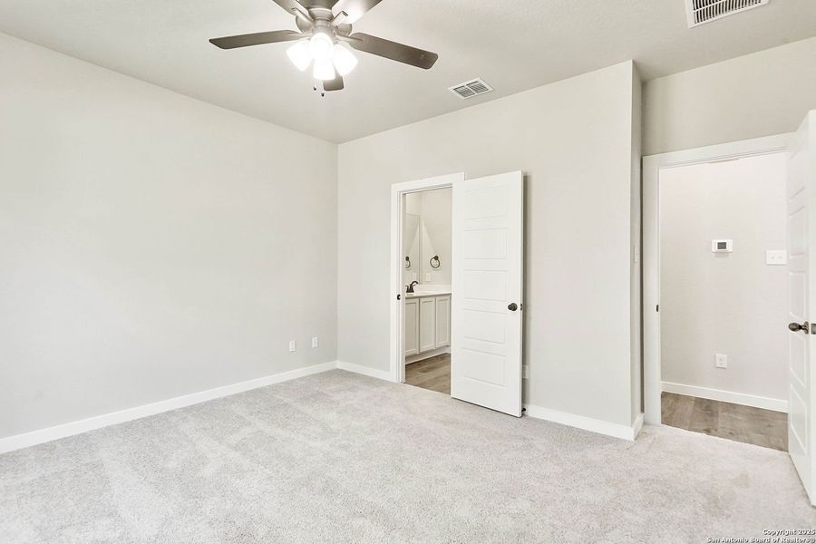 Spacious, unfurnished interior of a new home in Fairway Crossing 40s, San Antonio (Image 27). Spacious, unfurnished interior of a new home in Fairway Crossing 40s, San Antonio (Image 27).