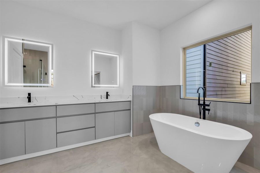 Stylish in glass vanity lighting and large soaking tub. Stylish in glass vanity lighting and large soaking tub.