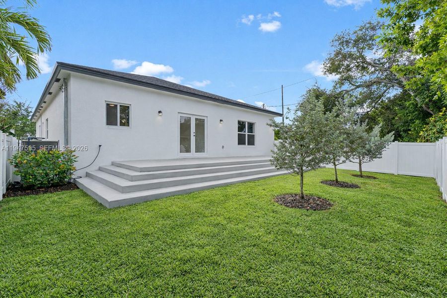Exterior details and patio area of a home in , Fort Lauderdale (Image 4).