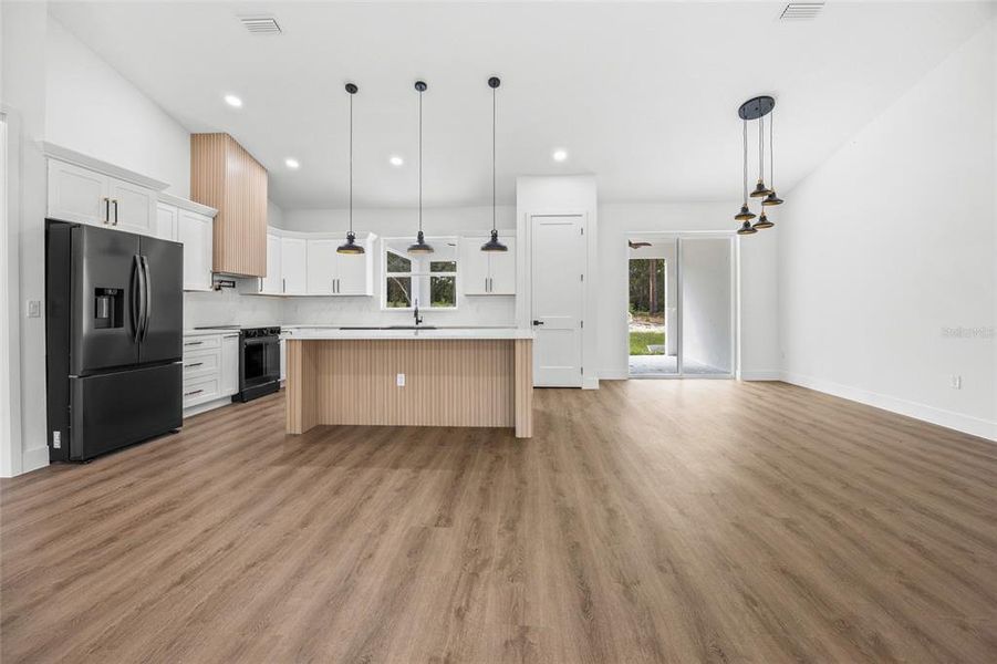 Spacious, unfurnished interior of a new home in , Ocala (Image 18).