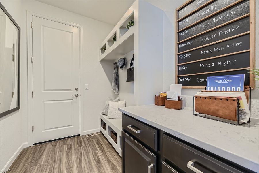 10710 hanging lk pl - web quality - 024 - 28 mudroom