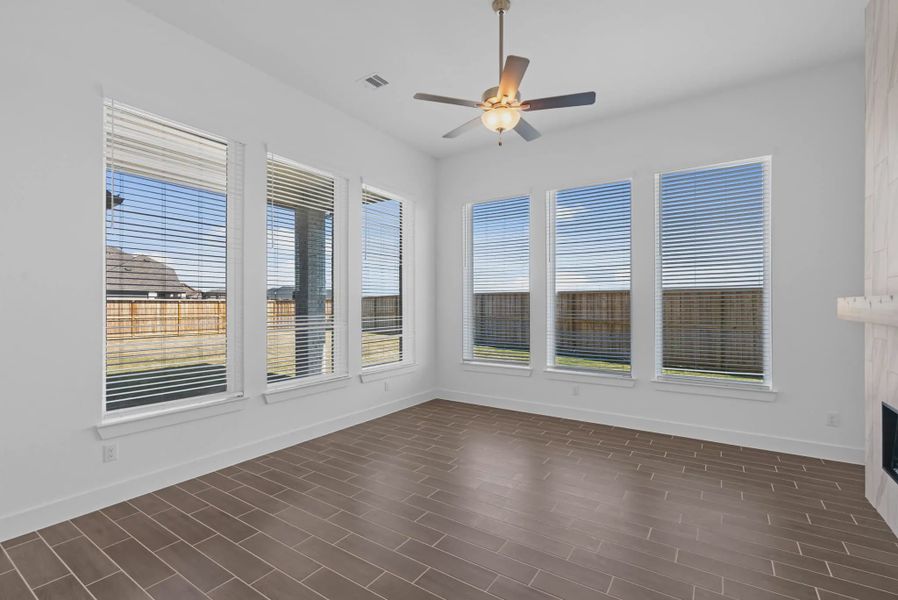 Representative unfurnished interior of a home built from the St Andrews by Chesmar Homes in Riceland Alley Loads, Mont Belvieu (Image 22).