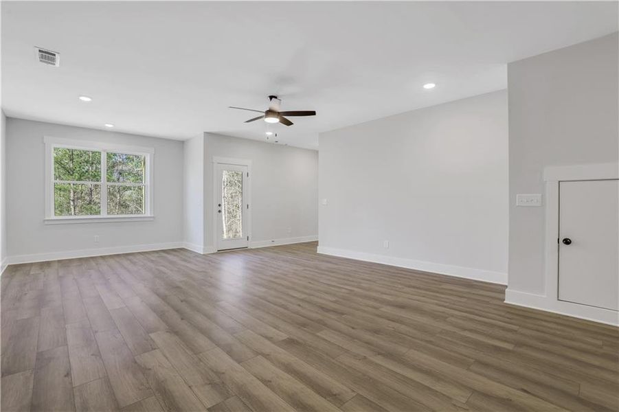Spacious, unfurnished interior of a new home in Cambridge, Flowery Branch (Image 31).