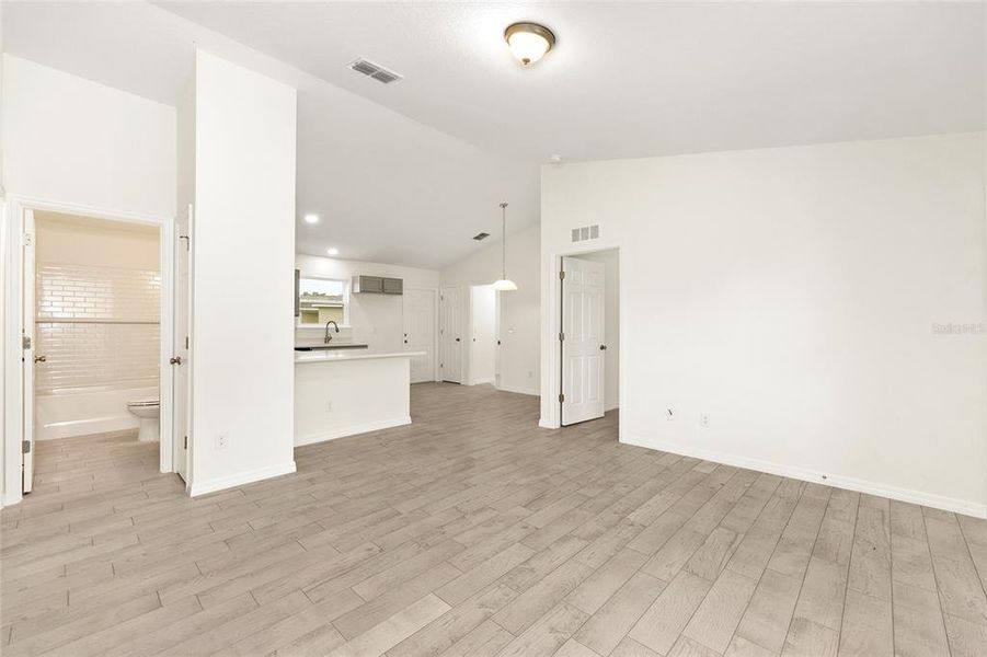 Spacious, unfurnished interior of a new home in , Ocala (Image 13).