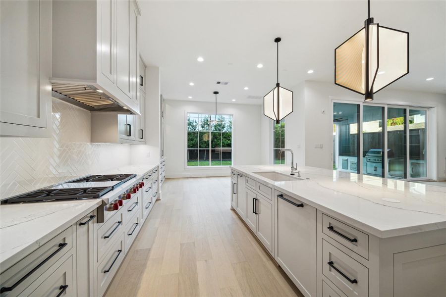 Kitchen - view into breakfast area