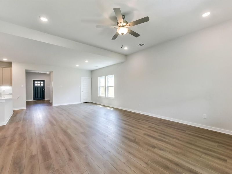 Spacious, unfurnished interior of a new home in River Ranch Meadows, Dayton (Image 17).