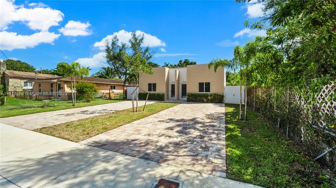 Exterior details and patio area of a home in , Miami (Image 26).