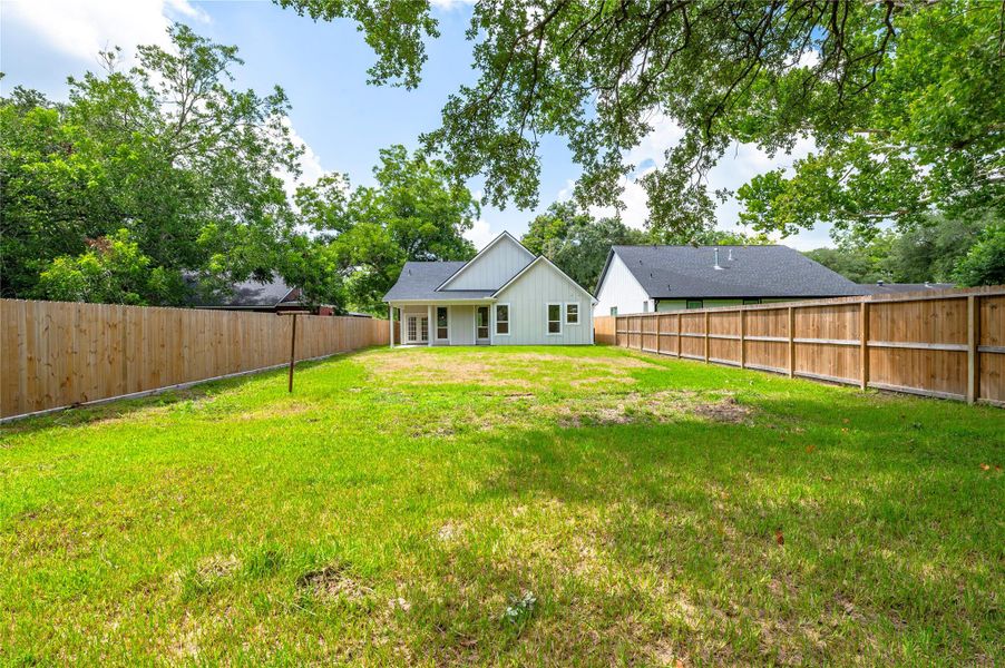 Exterior details and patio area of a home in , Alvin (Image 22).
