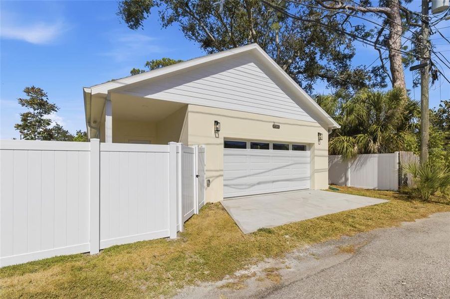 Exterior details and patio area of a home in , St. Petersburg (Image 30).