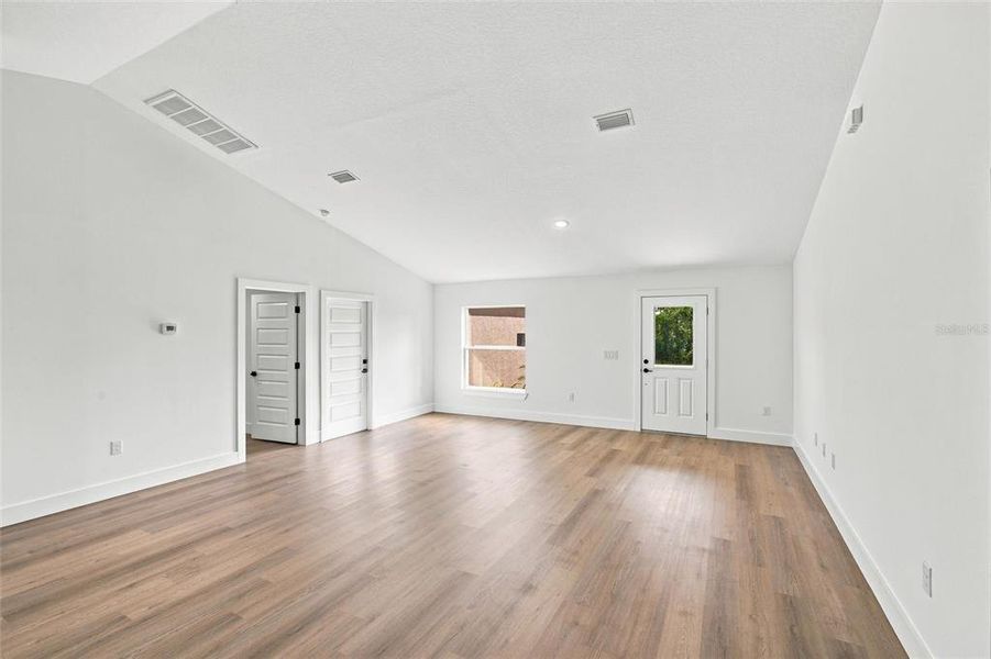 Spacious, unfurnished interior of a new home in , Sebring (Image 40).