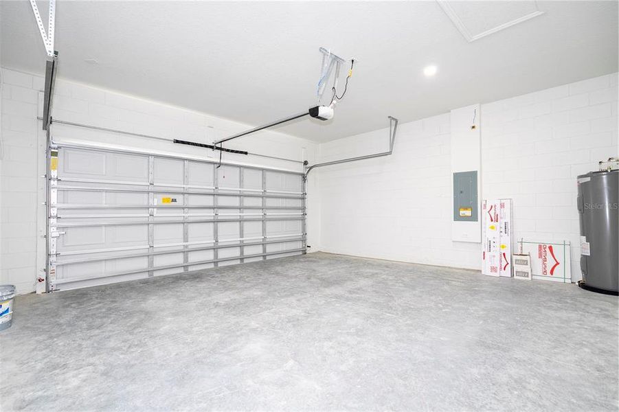 Spacious, unfurnished interior of a new home in , Citrus Springs (Image 14).