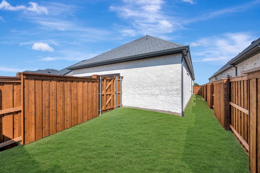 Exterior details and patio area of a home in Mantua Point Gardens, Van Alstyne (Image 3).