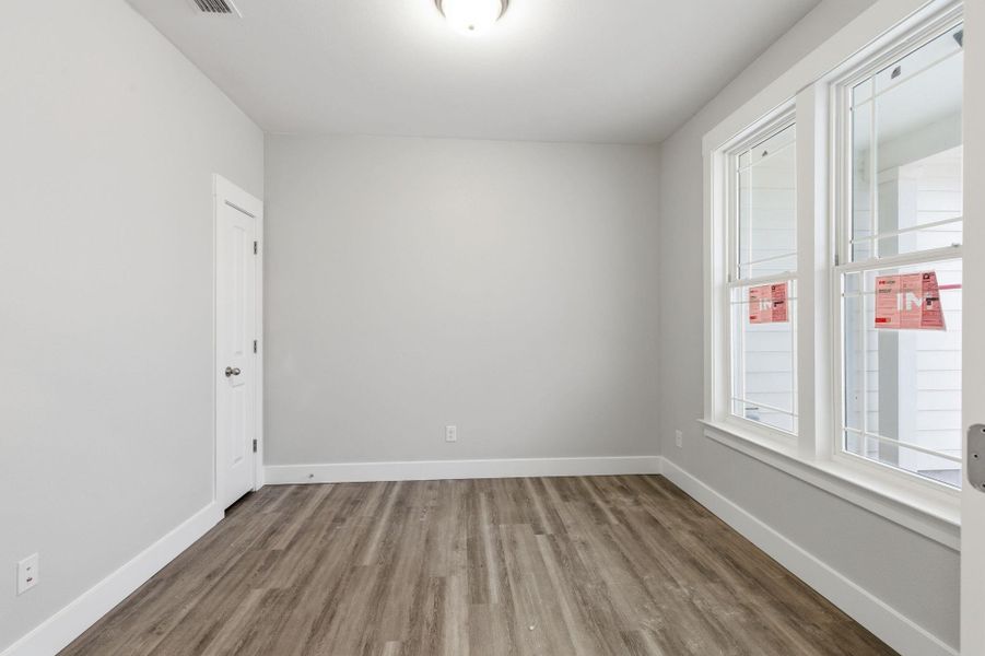 Spacious, unfurnished interior of a new home in Las Palomas Country Club Estates, La Vernia (Image 26).