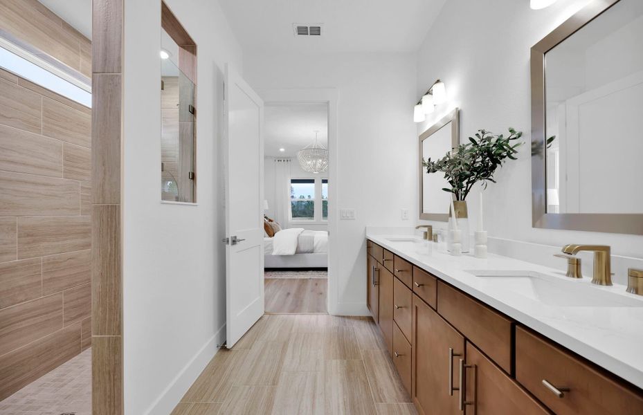 Mahogany | Owner's Bathroom