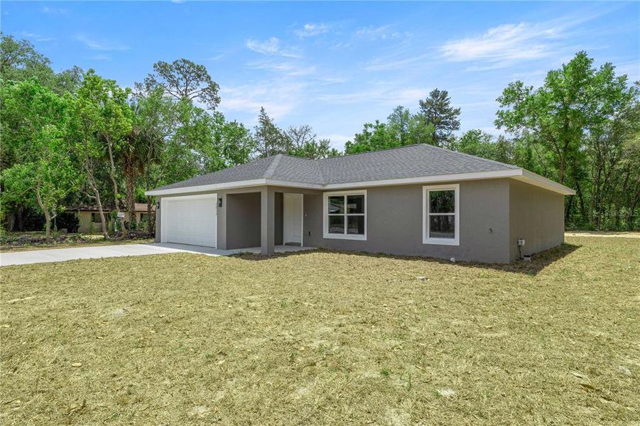 Exterior details and patio area of a home in , Dunnellon (Image 3).