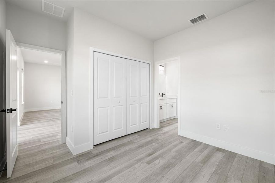 Spacious, unfurnished interior of a new home in , Ocala (Image 20).