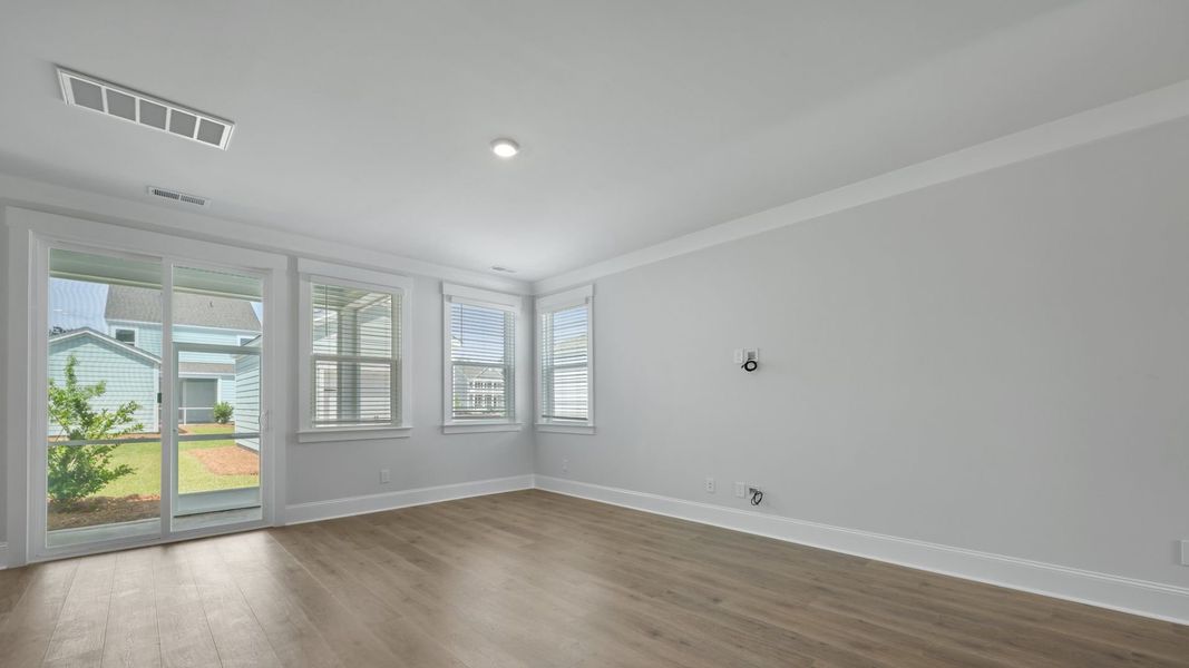 Spacious, unfurnished interior of a new home in Sheep Island, Summerville (Image 10).