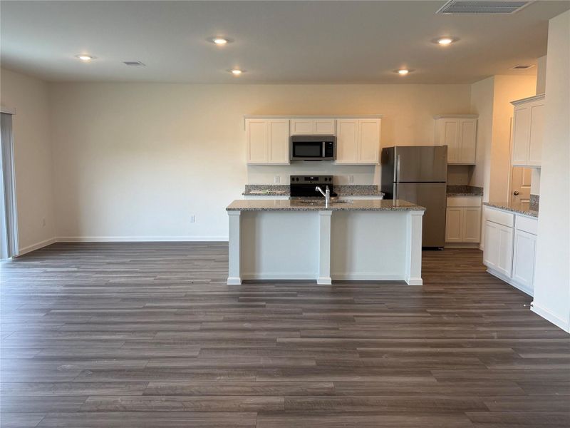 Spacious, unfurnished interior of a new home in Wayside Village, Houston (Image 10).