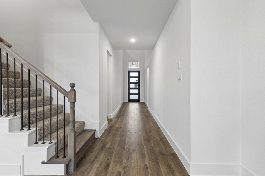 Spacious, unfurnished interior of a new home in Brahman Ranch, Venus (Image 16).