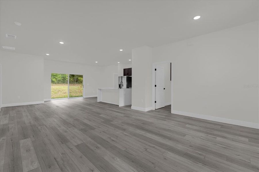 Spacious, unfurnished interior of a new home in , Citrus Springs (Image 18).