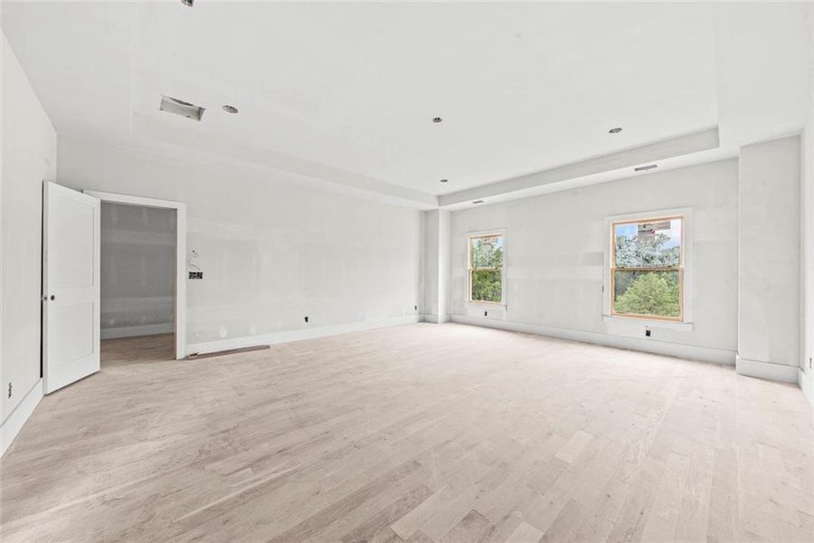 Spacious, unfurnished interior of a new home in , Bogart (Image 10).