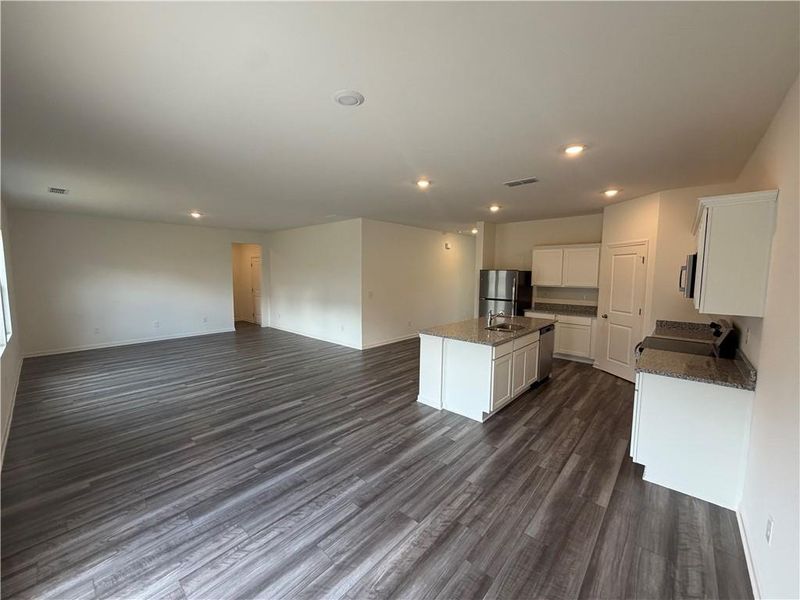 Spacious, unfurnished interior of a new home in Mt. Tabor Ridge, Dallas (Image 12).