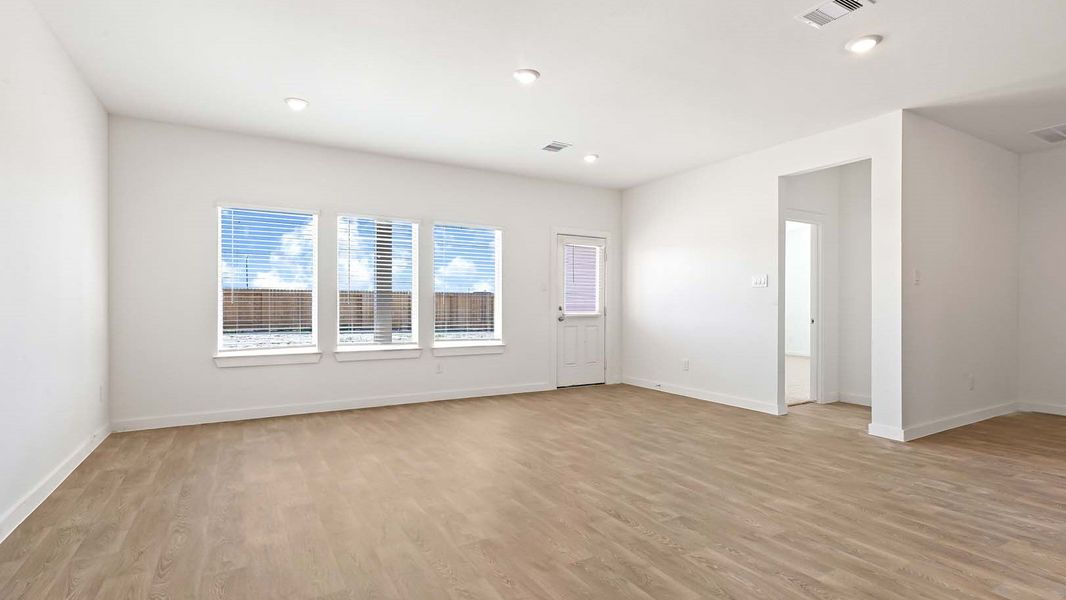 Spacious, unfurnished interior of a new home in Holly Ridge, Rosenberg (Image 10).